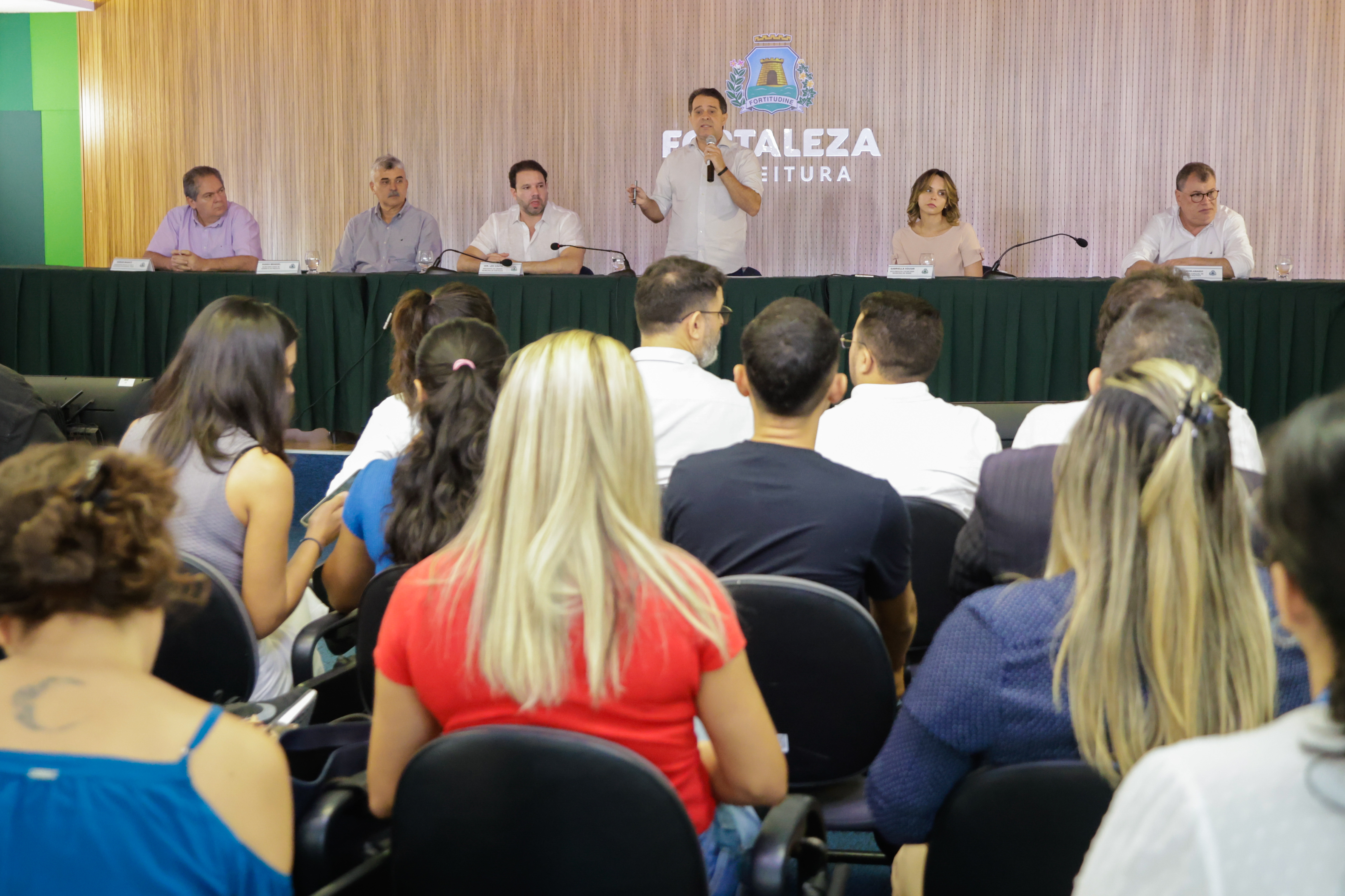 prefeito evandro falando no auditório do paço